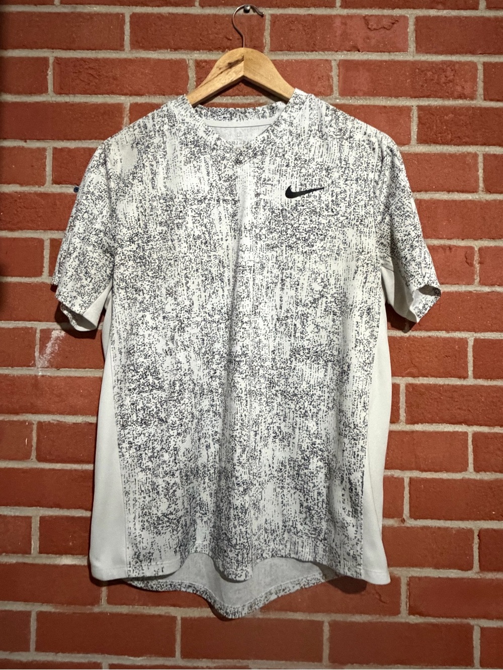 Nike Men’s White & Black Textured Short Sleeve Sport Tee